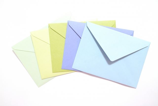 様々な色のついた複数の封筒／